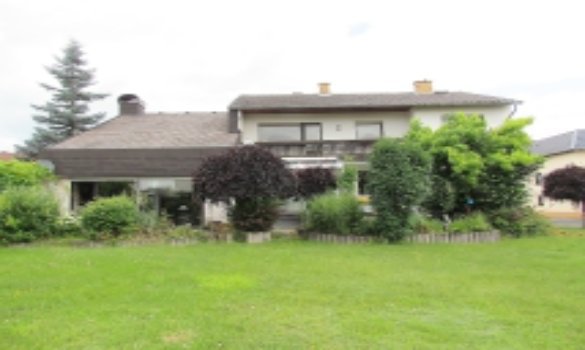 Foto Riesiges Wohnhaus im Vorgarten von Limburg