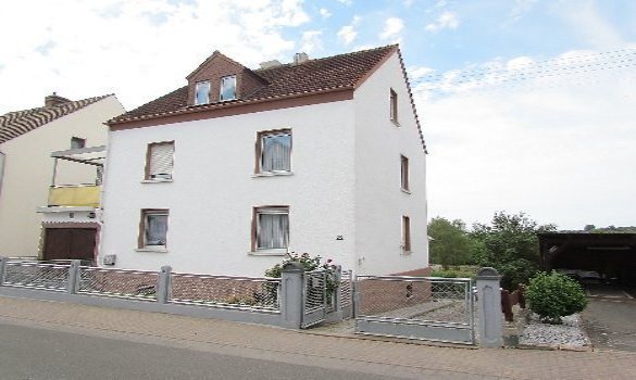 Foto Älteres Wohnhaus in Ortsrandlage von Oberneisen