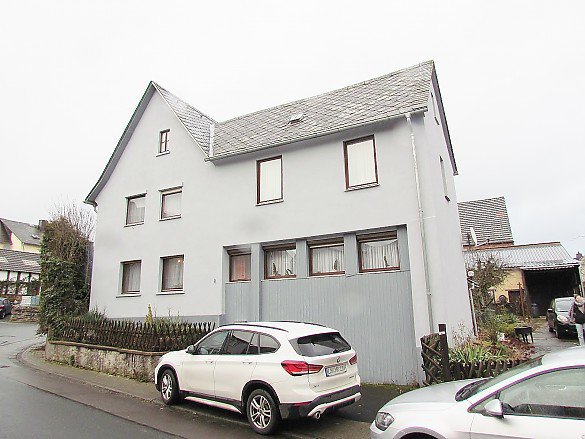 Foto Wohnhaus mit Nebengebäude in Limburg-Dietkirchen